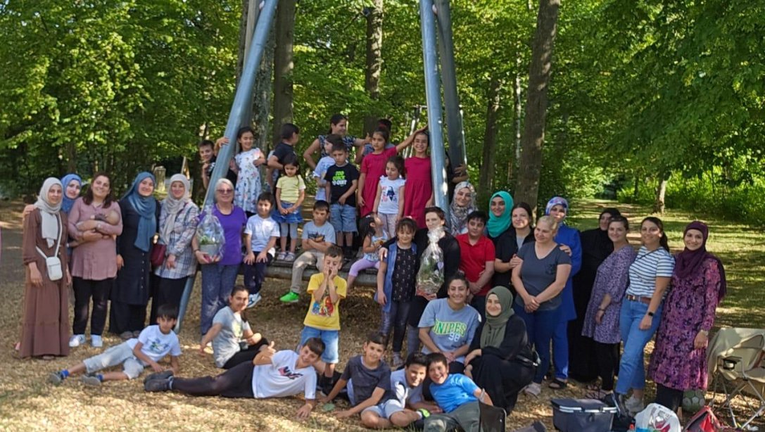Böblingen Eğitim Bölgesi öğretmenleri Ayşen Akkaş ve Gülten İlhan Eduard Mörike Gymnasium öğrencileri ve velileri ile birlikte keyifli bir piknik yaptılar. 
