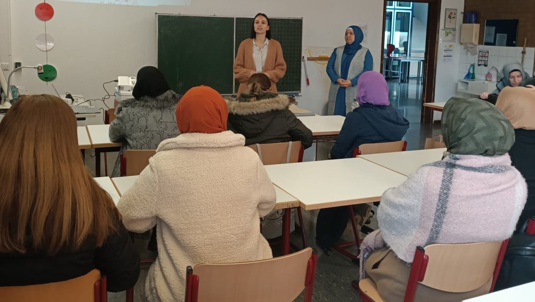 Psikolojik Danışman ve Rehberlik öğretmeni Hülya Kızılkaya Blauberen'de Anne Baba Tutumları seminerini gerçekleştirdi.