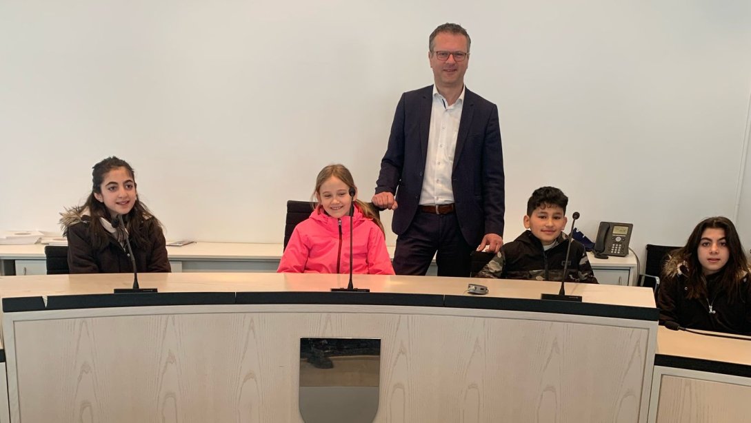 23 Nisan Ulusal Egemenlik ve Çocuk Bayramı münasebetiyle öğrencilerimiz Rottenburg am Neckar Belediye Başkanı Stephan Neher'in makam koltuğuna oturdular.