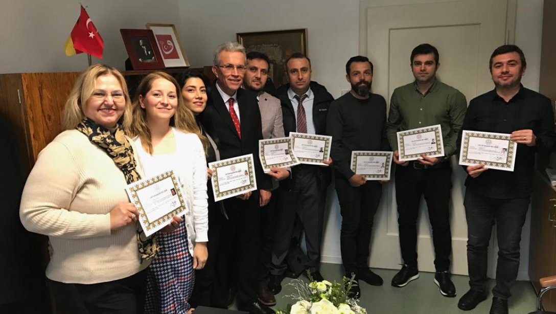 Çalışkanlık göstererek Üstün Başarı Belgesi almaya hak kazanan öğretmenlerimizin belgeleri Ataşemiz Mustafa Yanmaz tarafından verildi. 