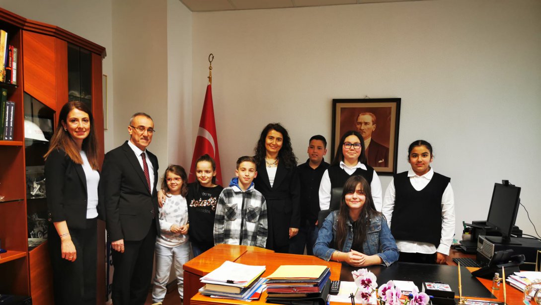 Başkonsolosumuz Makbule Koçak öğrencimiz Hüma Öztürk'e makamını devretti.