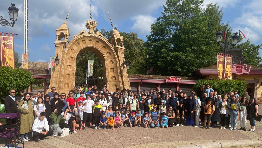 Künzelsau-Crailsheim Eğitim Bölgesi öğretmeni Semra Beğboğa öğrencileri ve velileri ile birlikte Crailsheim Holiday Park'a gezi düzenledi. 