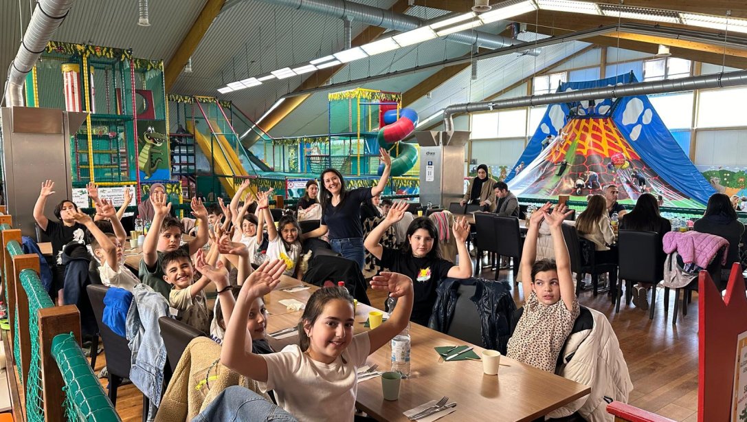 Grundschule Stammheim öğrenci ve velileri ile öğretmenimiz Sibel Ketenci 23 Nisan Ulusal Egemenlik ve Çocuk Bayramı etkinlikleri kapsamında eğlence merkezine gezi düzenlemişlerdir. 