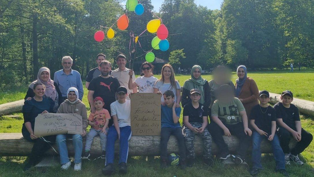 Öğretmenimiz Şifa Poyraz, Realschule Feuerbach öğrencilerimiz ve velilerimiz ile piknik etkinliğinde bir araya geldi.