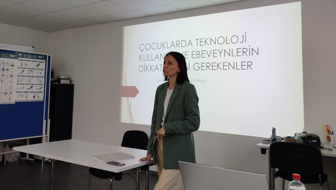 ''Çocuklarda Teknoloji Kullanımı ve Dikkat Edilmesi Gerekenler'' konulu seminer Rehber Öğretmen ve Psikolojik Danışman Hülya Kızılkaya tarafından gerçekleştirilmiştir. 