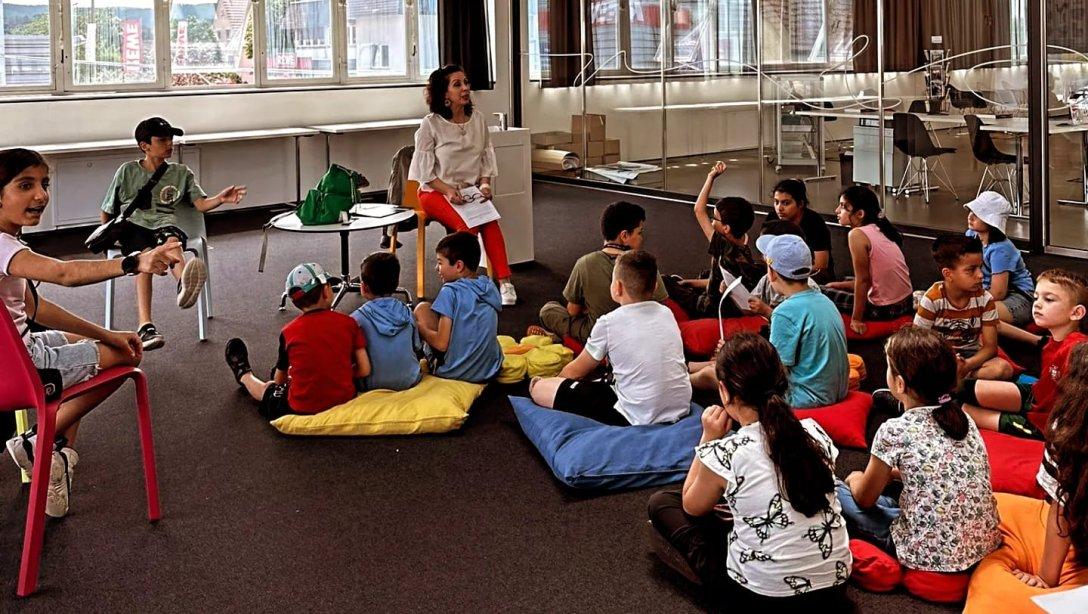 Öğretmenimiz Buket Çakar Mössingen Kütüphanesinde Türkçe masal okuma etkinliği gerçekleştirmiştir.