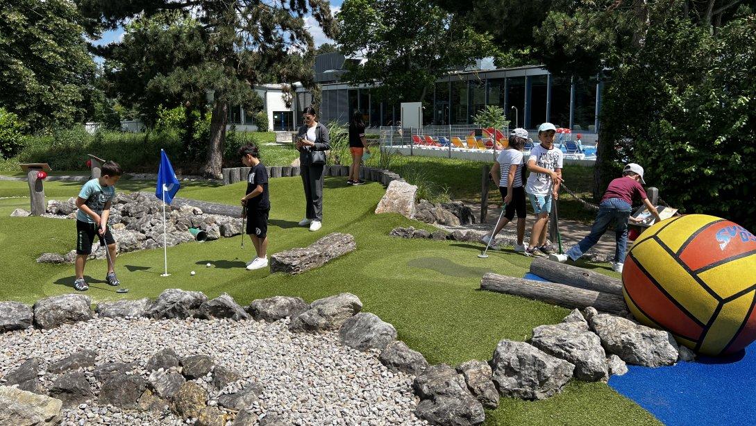 Öğretmenimiz Ayşe Nur Özer öğrencilerimiz ile birlikte ''Mini Golf'' etkinliği gerçekleştirmiştir.