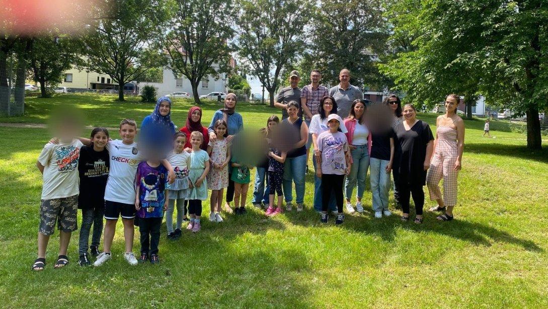 Öğretmenimiz Fidan Akyol, Grundschule am Stadtpark öğrencileri ve velilerimiz ile piknikte bir araya gelmiştir.