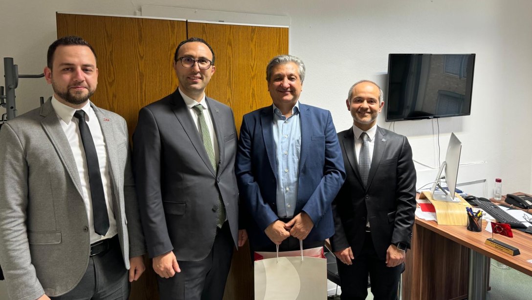 Türk Hava Yolları Stuttgart Genel Müdürü Bilal Arpacı ve çalışma arkadaşları Eğitim Ataşemiz Prof. Dr. Ali Değirmendereli'yi ziyaret etmişlerdir.