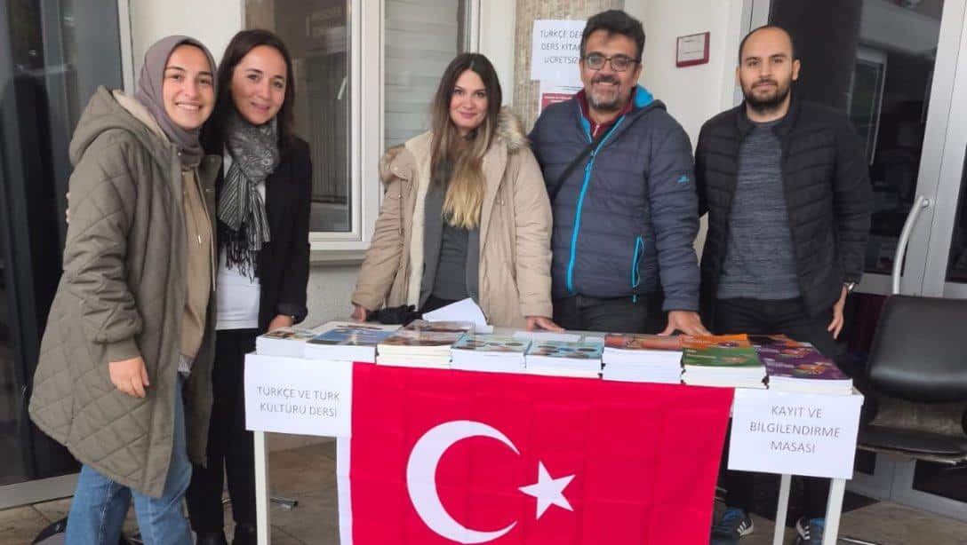 Öğretmenlerimiz Aalen DİTİB Cami'sindeki etkinlikte Türkçe dersi kayıt standı açtı.