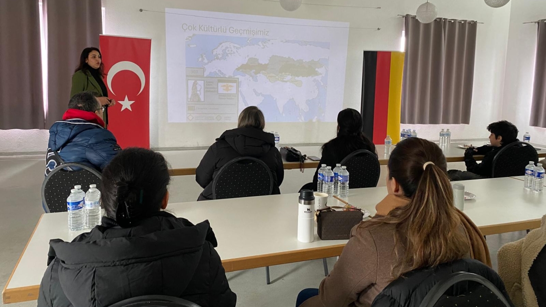 ''Çok Kültürlü Ortamda Çocuk Yetiştirmek'' konulu veli seminerini gerçekleştirdik.