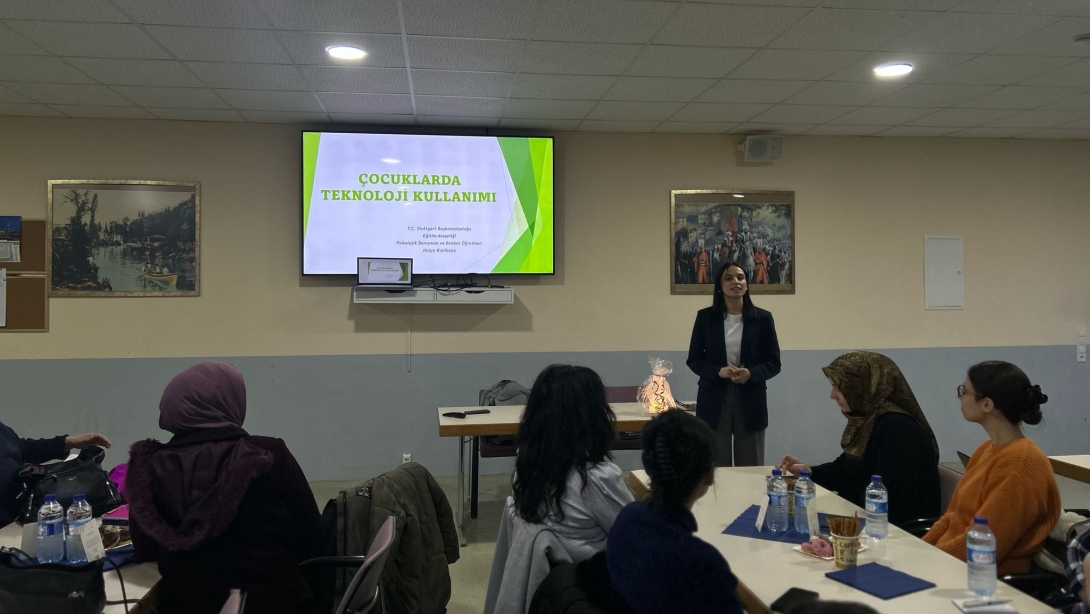 ''Çocuklarda Teknoloji Kullanımı ve Ailelere Öneriler'' konulu veli seminerini Erbach'ta gerçekleştirdik.